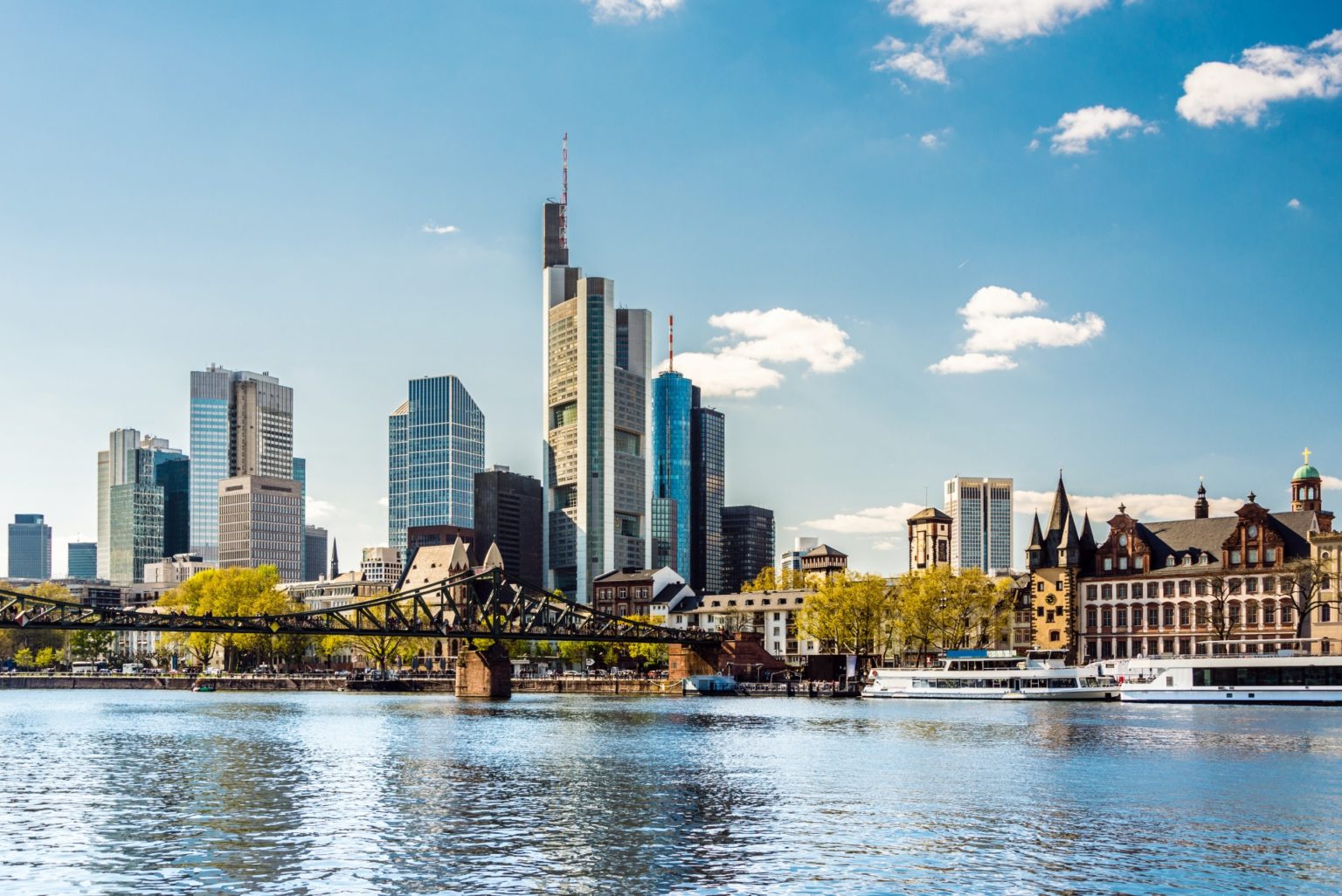 Skyline von Frankfurt am Main im Frühling mit eisernem Steg