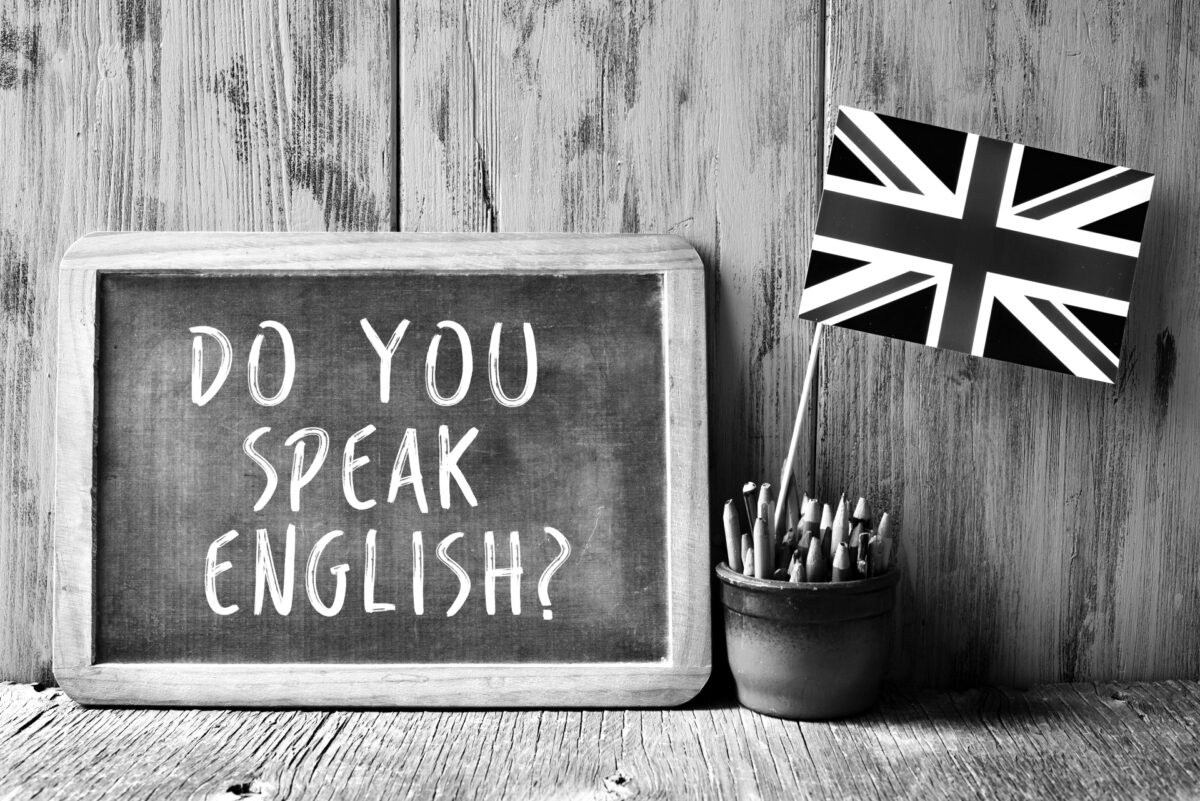 online englisch lernen - Schriftzug auf Tafel mit Flagge von Grßbritanien